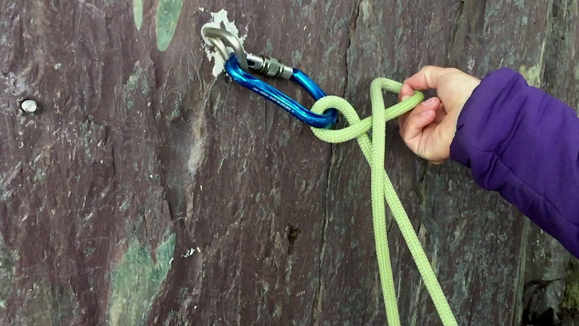 How to tie a One Handed Clovehitch